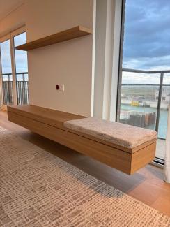 appartement binnen. Zwevende bank zicht op haven