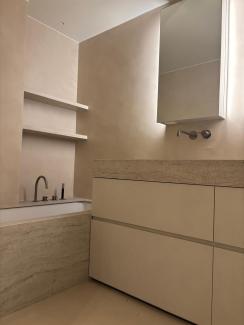 Muren rond bad en lavabo